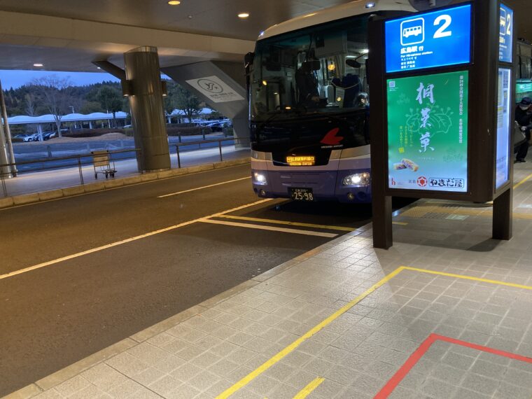 出発を待つ広島新幹線口行きのリムジンバス