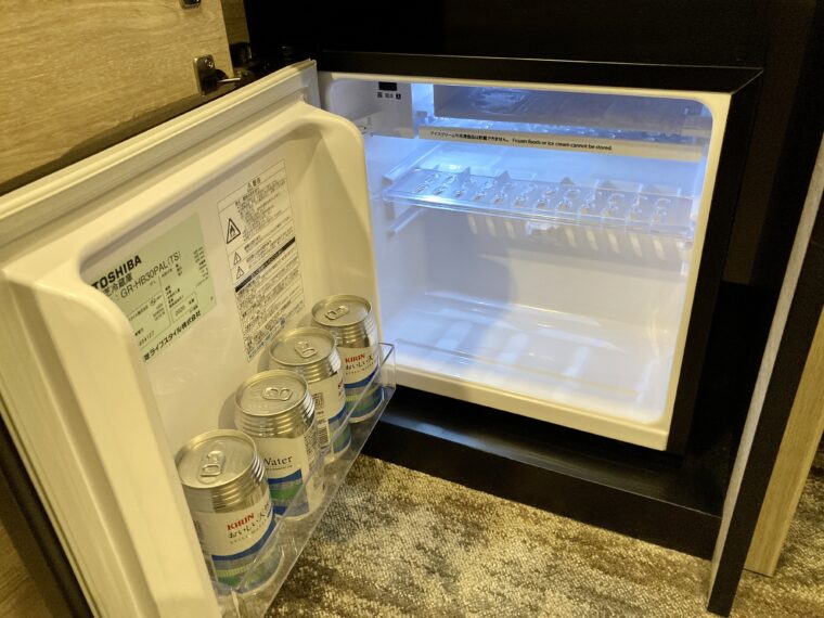 冷蔵庫の中のミネラルウォータ