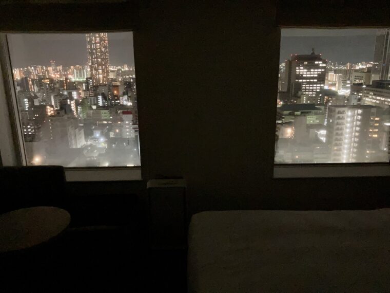 夜景が見えるふたつの窓