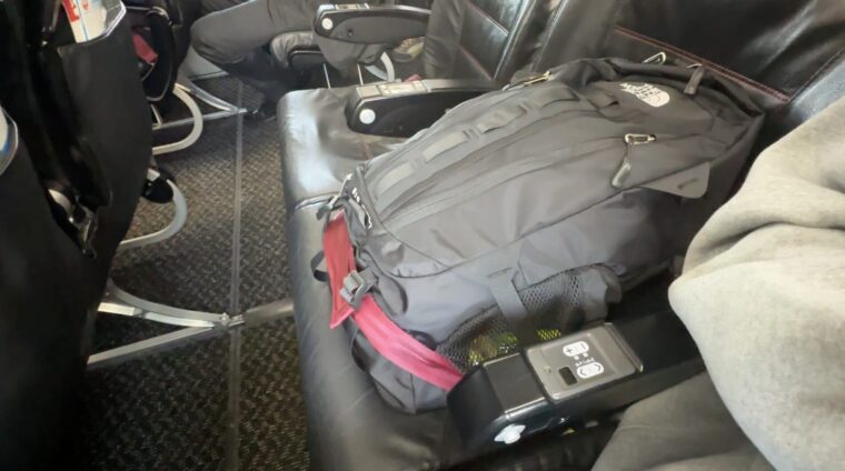 座席にシートベルトで固定した荷物