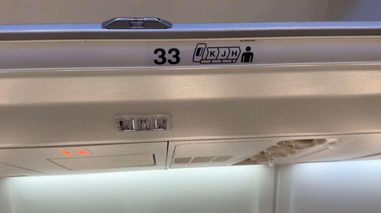 荷物棚に貼られた座席番号が表示されたシール