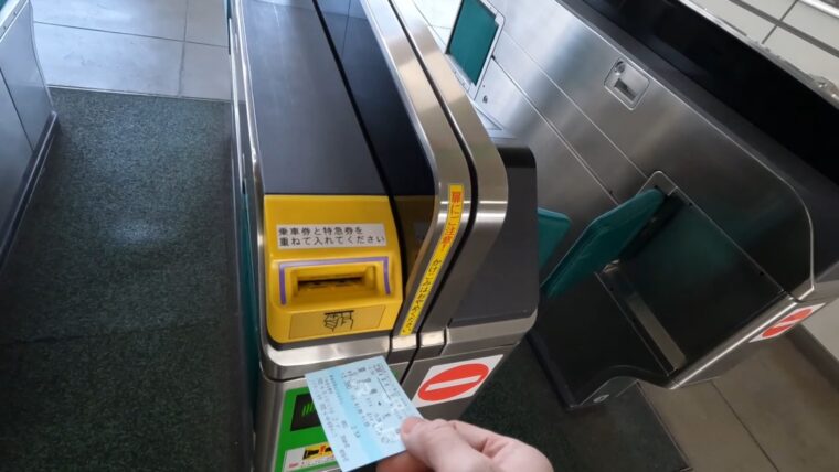 東室蘭駅の改札機に札幌行きの切符を入れる様子