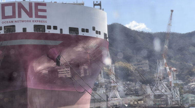 造船所で見られるクレーンと世界最大級のコンテナ船