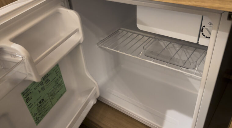 お部屋に備え付けの小型冷蔵庫