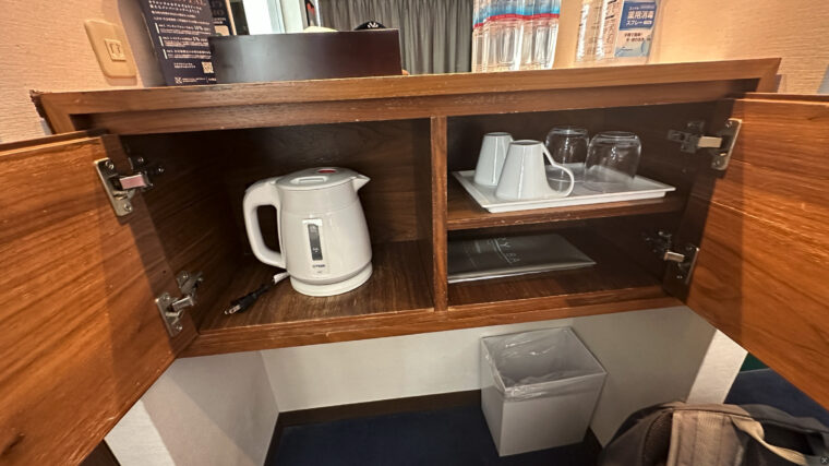 棚の中にあるケトルとコーヒーカップ