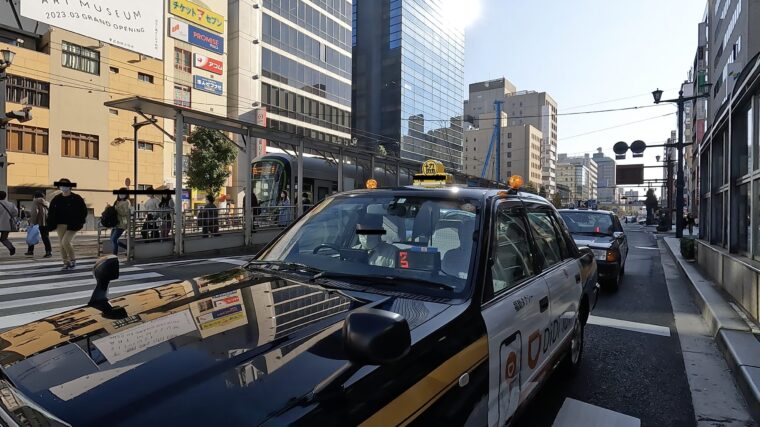 広島の交差点て停車中のタクシー