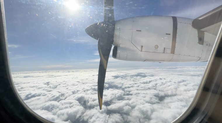 雲の上を飛行するATR42-600