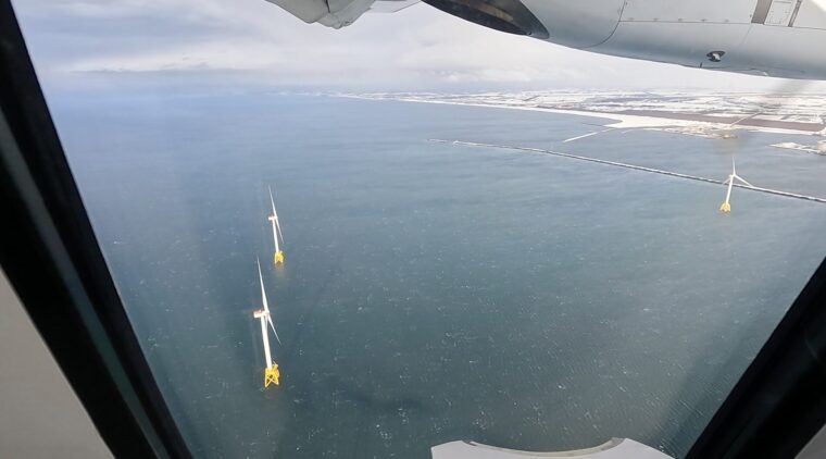 石狩湾沖の洋上風力発電の風車